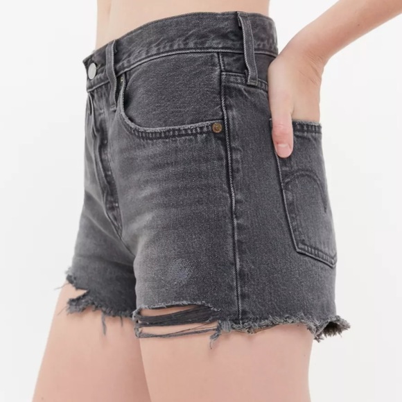 Levi’s 501 Mid-Rise Denim Short in Black/Gray - Picture 3 of 7